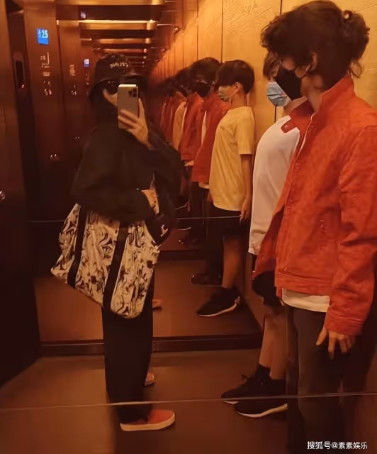 張柏芝給Quintus量身高,小帥哥剛睡醒一臉無奈,表情很可愛