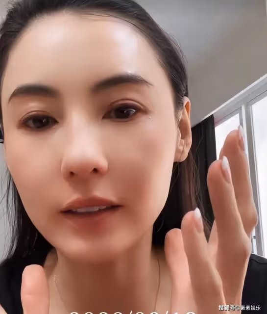 張柏芝給Quintus量身高,小帥哥剛睡醒一臉無奈,表情很可愛