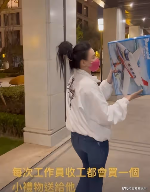 張柏芝給Quintus量身高,小帥哥剛睡醒一臉無奈,表情很可愛