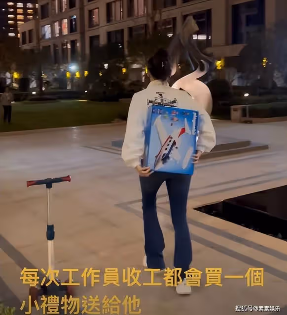 張柏芝給Quintus量身高,小帥哥剛睡醒一臉無奈,表情很可愛