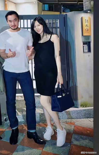 賴弘國豪宅中帶娃,做幸福奶爸,寶寶躺在嬰兒床上熟睡