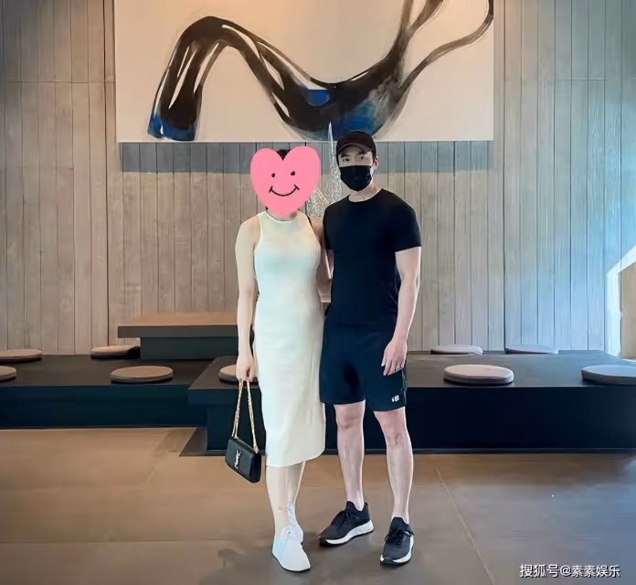 賴弘國豪宅中帶娃,做幸福奶爸,寶寶躺在嬰兒床上熟睡