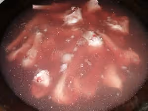 吸骨髓的聖品紅燒羊棒骨