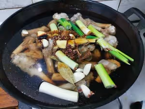 吸骨髓的聖品紅燒羊棒骨