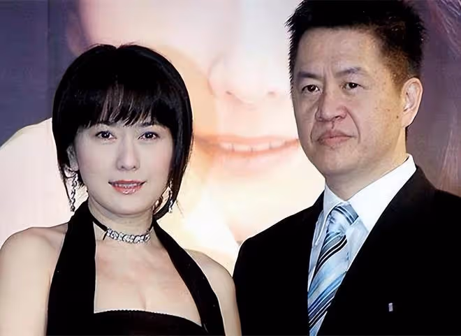 37歲女星為兒子辦奢華周歲宴！61歲富豪老公老來得子，笑容很燦爛