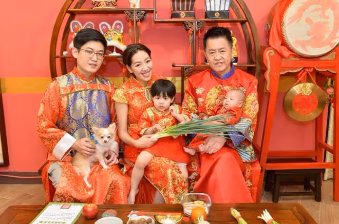 37歲女星為兒子辦奢華周歲宴！61歲富豪老公老來得子，笑容很燦爛