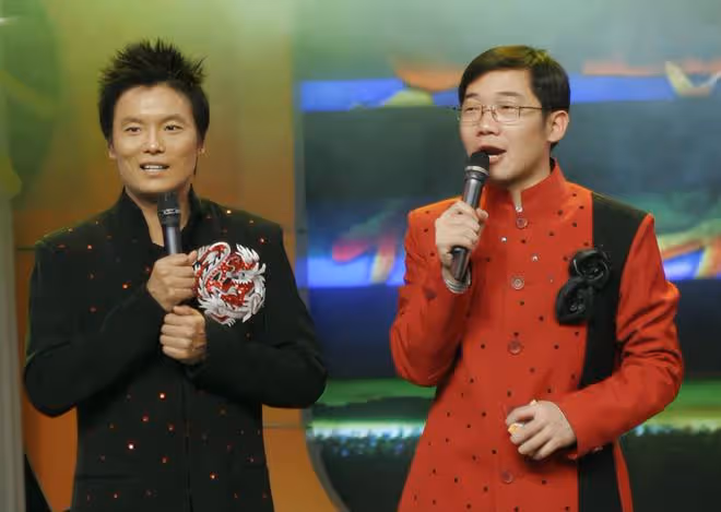 分離3個月！64歲周衛星一家團聚，懷抱1歲混血小女兒難掩開心
