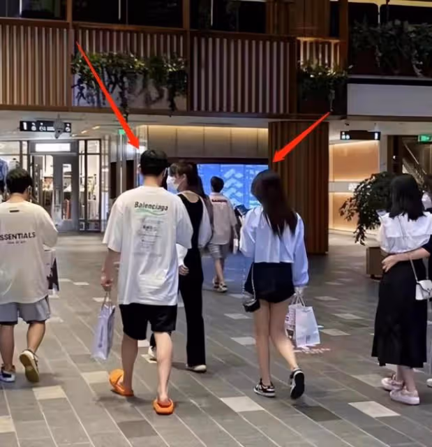 王思聰帶倆美女逛街被拍 開千萬豪車陣仗大