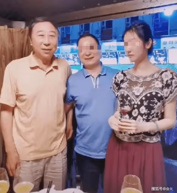 馮鞏現身慰問活動 走紅毯低頭弓背太謙卑