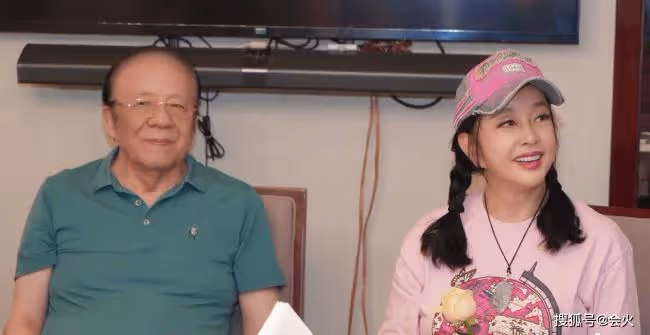 劉曉慶扎麻花辮穿短裙打羽毛球 臉部浮腫顯僵硬