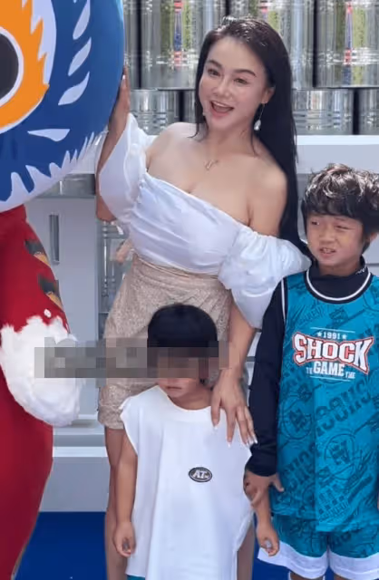 冉瑩穎罕見帶三娃出門 穿抹胸裙身材火辣
