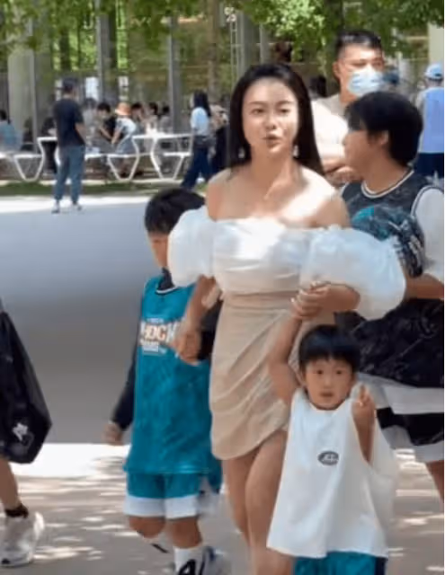 冉瑩穎罕見帶三娃出門 穿抹胸裙身材火辣