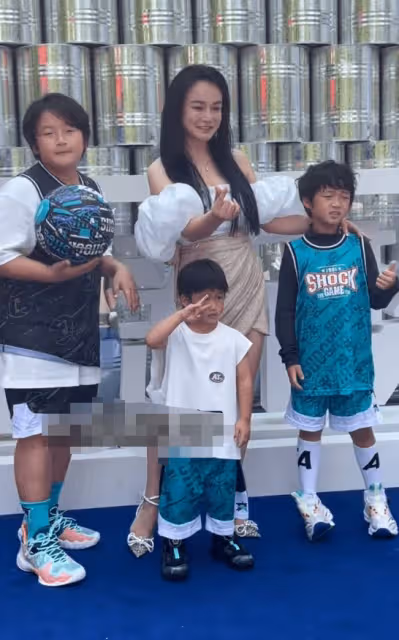 冉瑩穎罕見帶三娃出門 穿抹胸裙身材火辣