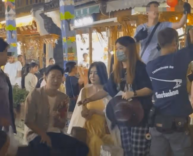 秦嵐穿弔帶身材火辣 和王陽街頭大口擼串