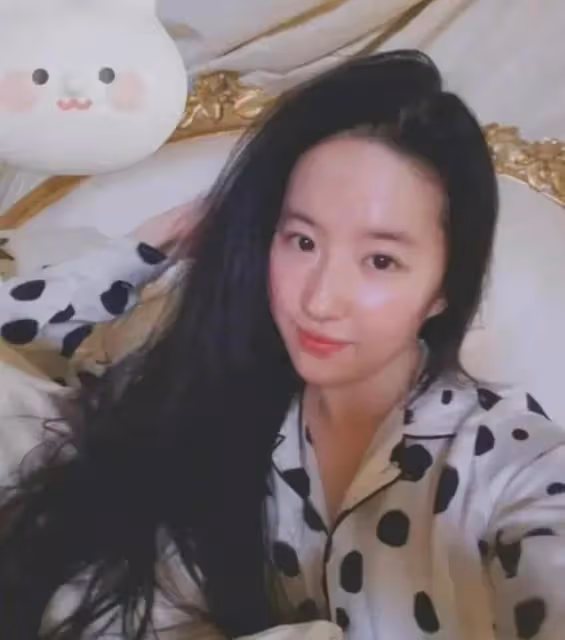 女明星素顏比賽,看誰的妝容更耐打?