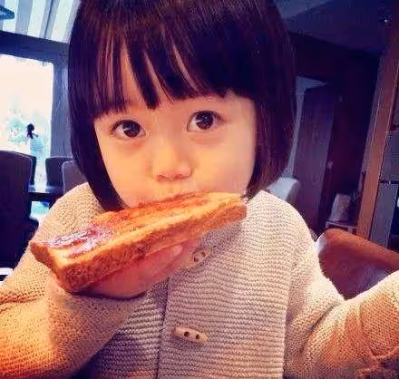 周杰倫昆凌4歲兒子正臉曝光,咋跟姐姐顏值差別那麼大?