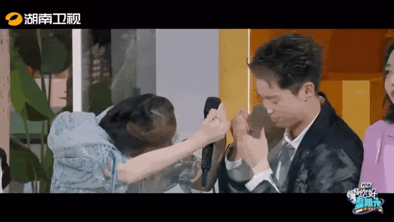 虞書欣當著王鶴棣張彬彬喝水瘋了