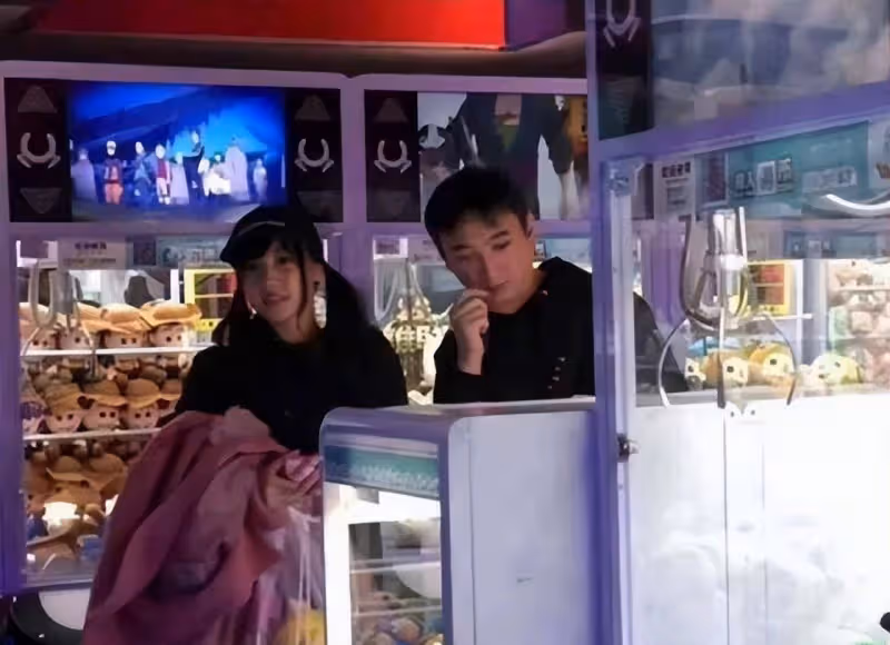 王思聰辭去萬達董事一職,成為探店博主?開頂級車,帶兩個美女去商場