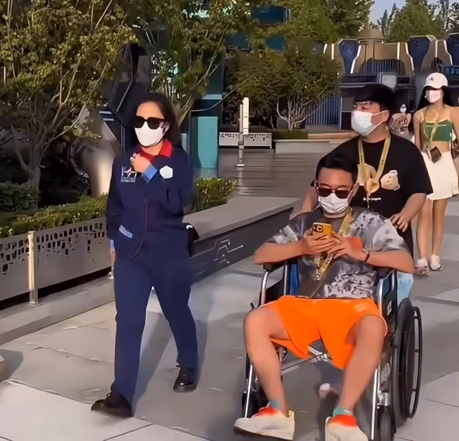 王思聰辭去萬達董事一職,成為探店博主?開頂級車,帶兩個美女去商場