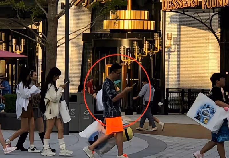 王思聰辭去萬達董事一職,成為探店博主?開頂級車,帶兩個美女去商場