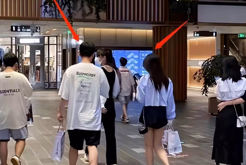 王思聰辭去萬達董事一職,成為探店博主?開頂級車,帶兩個美女去商場