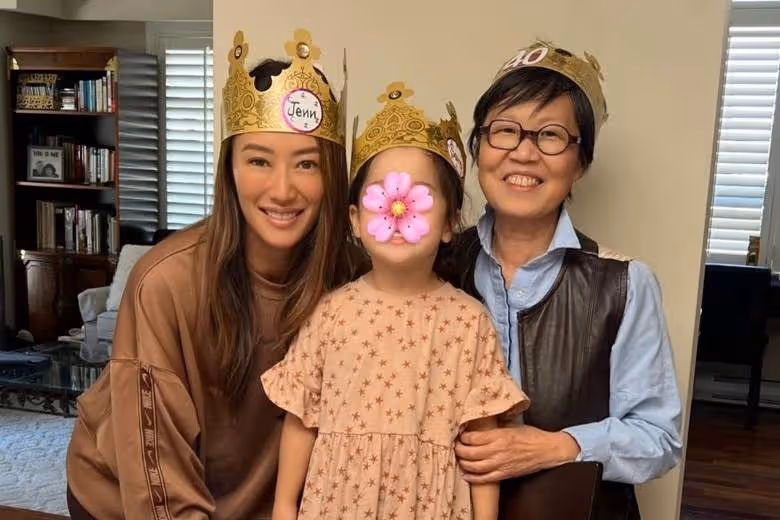 謝婷婷慶祝40歲生日全家合影，3歲女兒成為全家的小寵兒