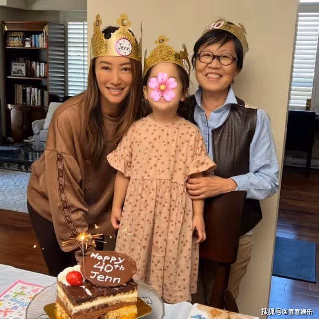 謝婷婷慶祝40歲生日全家合影,3歲女兒成為全家的小寵兒