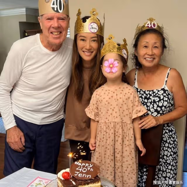 謝婷婷慶祝40歲生日全家合影,3歲女兒成為全家的小寵兒