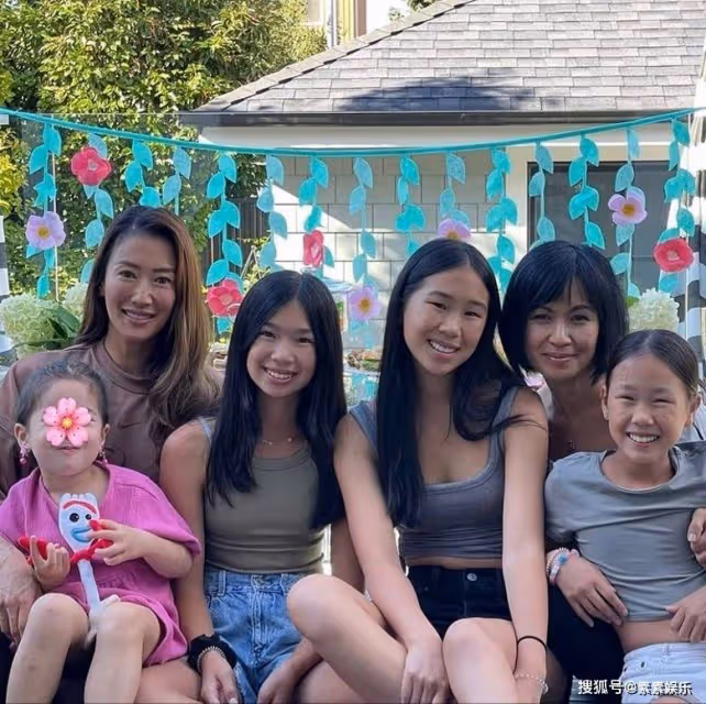 謝婷婷慶祝40歲生日全家合影,3歲女兒成為全家的小寵兒