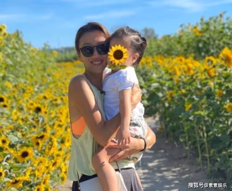 謝婷婷慶祝40歲生日全家合影,3歲女兒成為全家的小寵兒