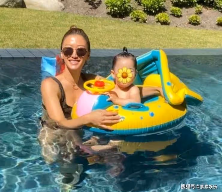 謝婷婷慶祝40歲生日全家合影,3歲女兒成為全家的小寵兒