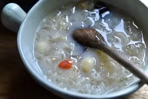 秋食白食 來一碗銀耳蓮子羹吧