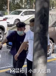 德雲社陶陽到拍戲現場,急忙下車給彪哥開道,陶陽是真會玩