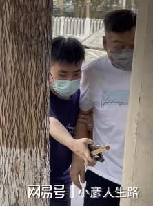 德雲社陶陽到拍戲現場,急忙下車給彪哥開道,陶陽是真會玩
