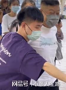 德雲社陶陽到拍戲現場,急忙下車給彪哥開道,陶陽是真會玩