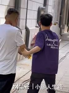 德雲社陶陽到拍戲現場,急忙下車給彪哥開道,陶陽是真會玩