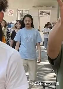 膝蓋內扣、外八字,這9位「半身美女」,走路姿勢簡直毀形象