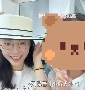 吳倩回母校武漢大學,和學妹學弟合影留念,網友熱議不斷