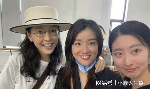 吳倩回母校武漢大學,和學妹學弟合影留念,網友熱議不斷