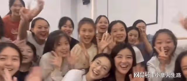 吳倩回母校武漢大學,和學妹學弟合影留念,網友熱議不斷