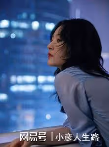 吳倩回母校武漢大學,和學妹學弟合影留念,網友熱議不斷