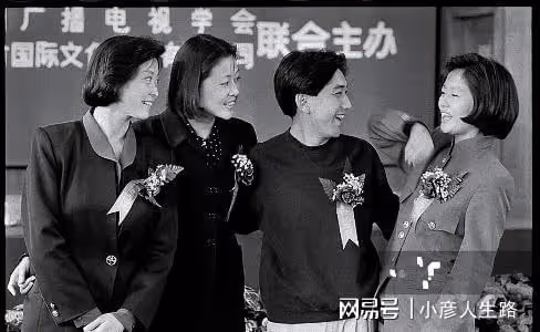 敬一丹倪萍合拍同框,笑稱自己和李瑞英的距離只隔了一個天氣預報