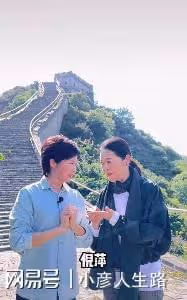 敬一丹倪萍合拍同框,笑稱自己和李瑞英的距離只隔了一個天氣預報