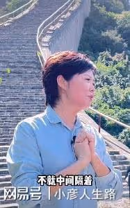 敬一丹倪萍合拍同框,笑稱自己和李瑞英的距離只隔了一個天氣預報
