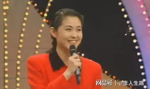 敬一丹倪萍合拍同框,笑稱自己和李瑞英的距離只隔了一個天氣預報