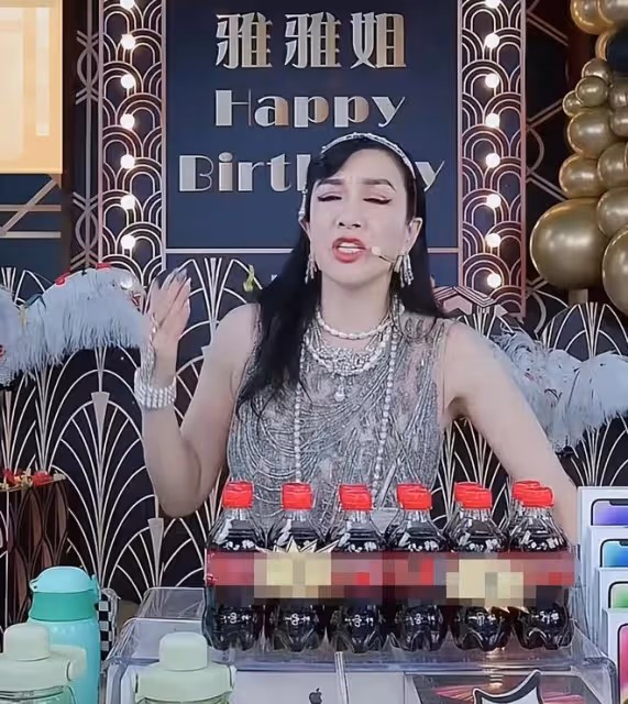 鍾麗緹52歲生日,跟張倫碩直播間秀恩愛,濃妝艷抹遭網友吐槽