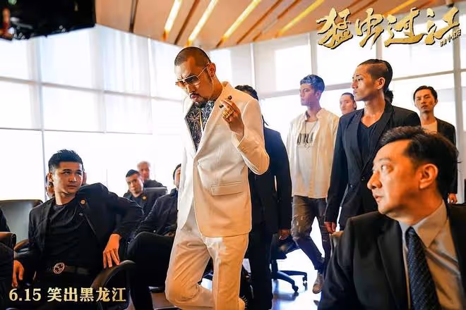 戲都沒演明白,卻裝模作樣當導演,這些明星難道不臉紅嗎?