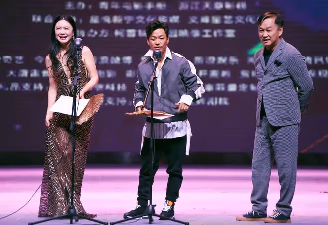 戲都沒演明白,卻裝模作樣當導演,這些明星難道不臉紅嗎?