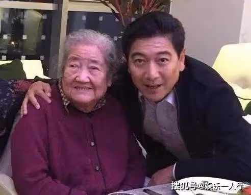央視主持水均益 妻癱瘓後離婚卻甘願養智殘大哥