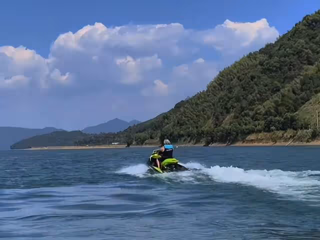 71歲張紀中衝浪狂嗆水 摔成四腳朝天臉通紅